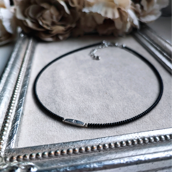 チューブ型メタルビーズと黒ビーズのシンプルチョーカー（マグネットとめ金具に変更可能です） 3枚目の画像