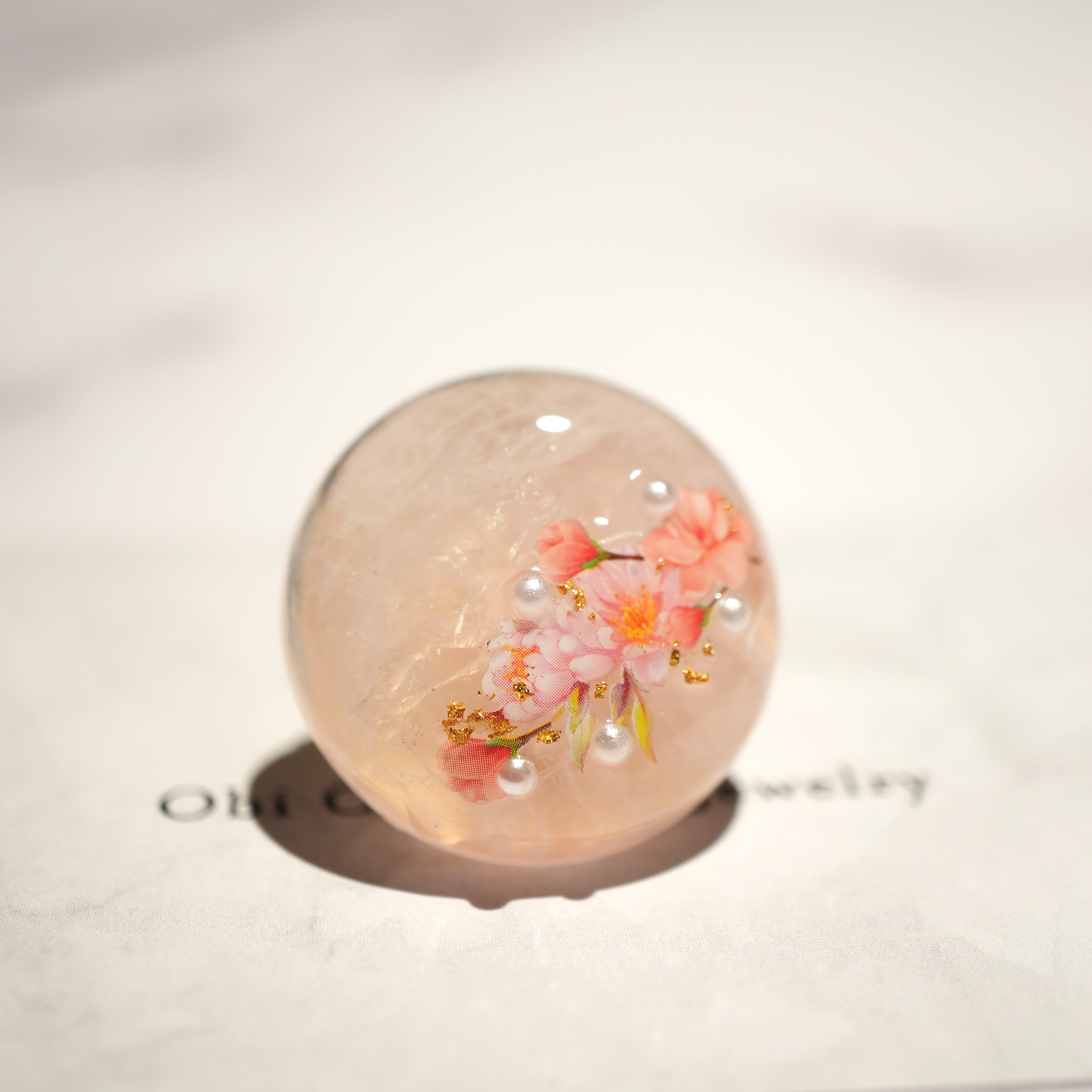 母の日2025 天然石ローズクォーツとピンクの花々の帯留め カーネーション  金箔入り　ポニーフック　ブローチ