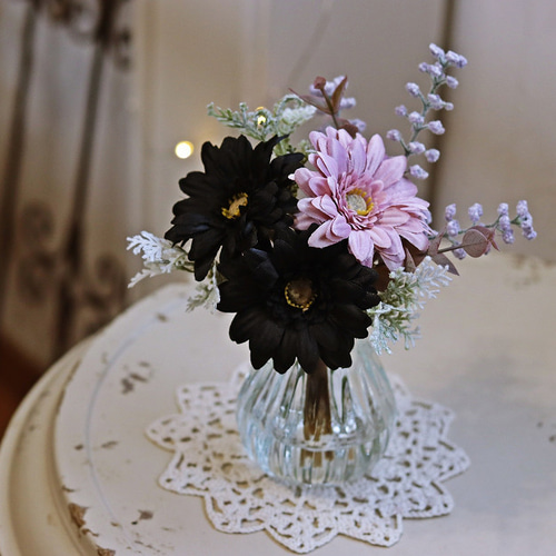 大人のインテリアに寄り添う2色のガーベラ花束のガラス花瓶アレンジ