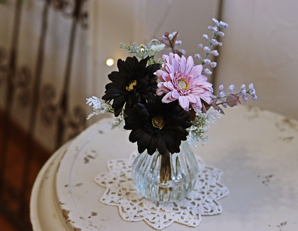 大人のインテリアに寄り添う2色のガーベラ花束のガラス花瓶アレンジ