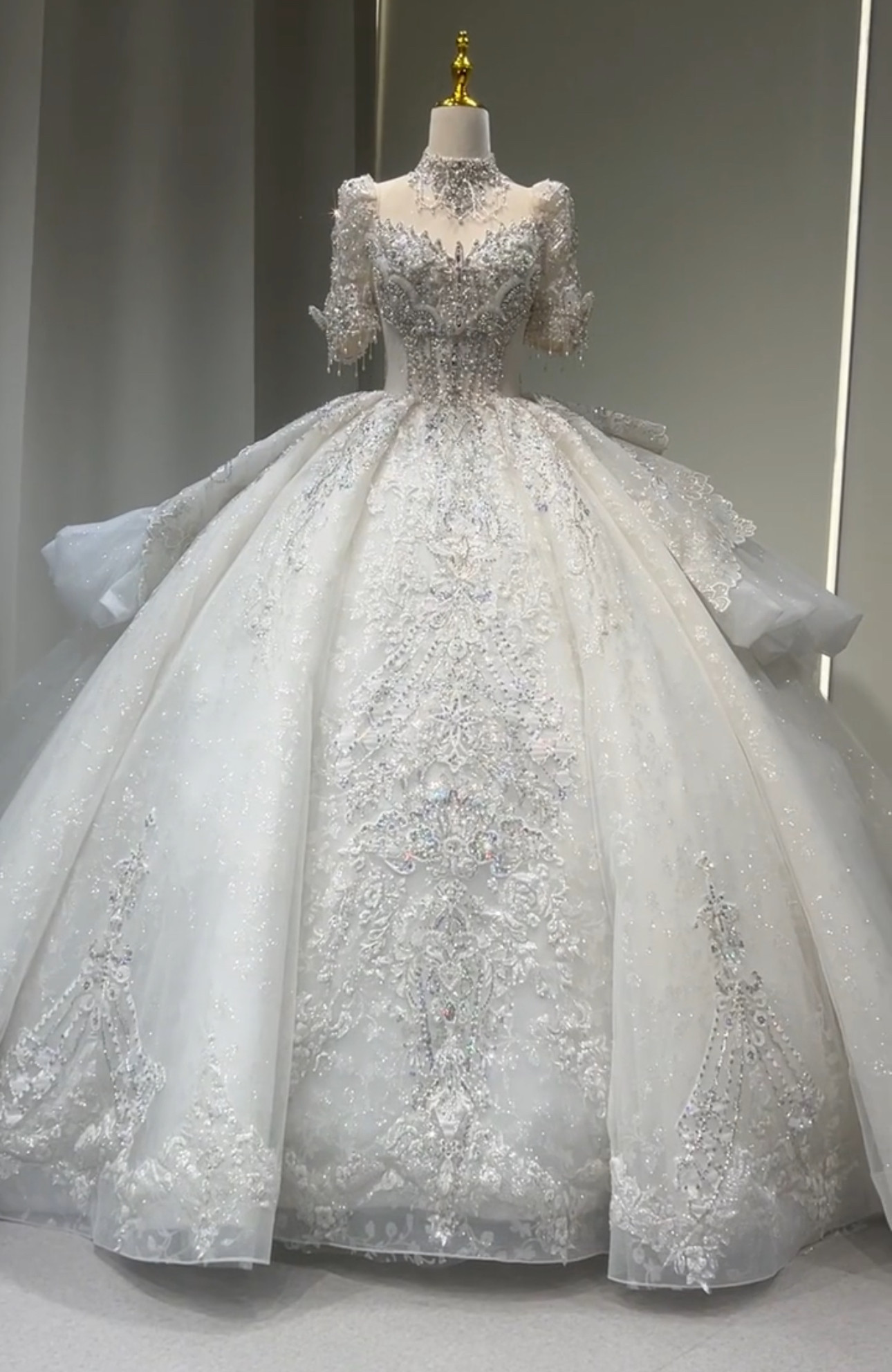 高級感溢れる　スクエアネック　ラッフルスカート　ロングトレーン　優雅　韓国スタイル　編み上げ　ネックレスあり　優雅結婚式