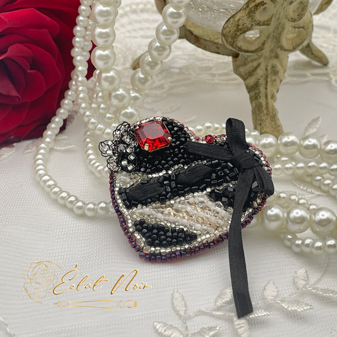 【ビーズ刺繍作品】《夢みるマリーのクラシカルハートブローチ》｜高級クリスタル×アンティークビーズ