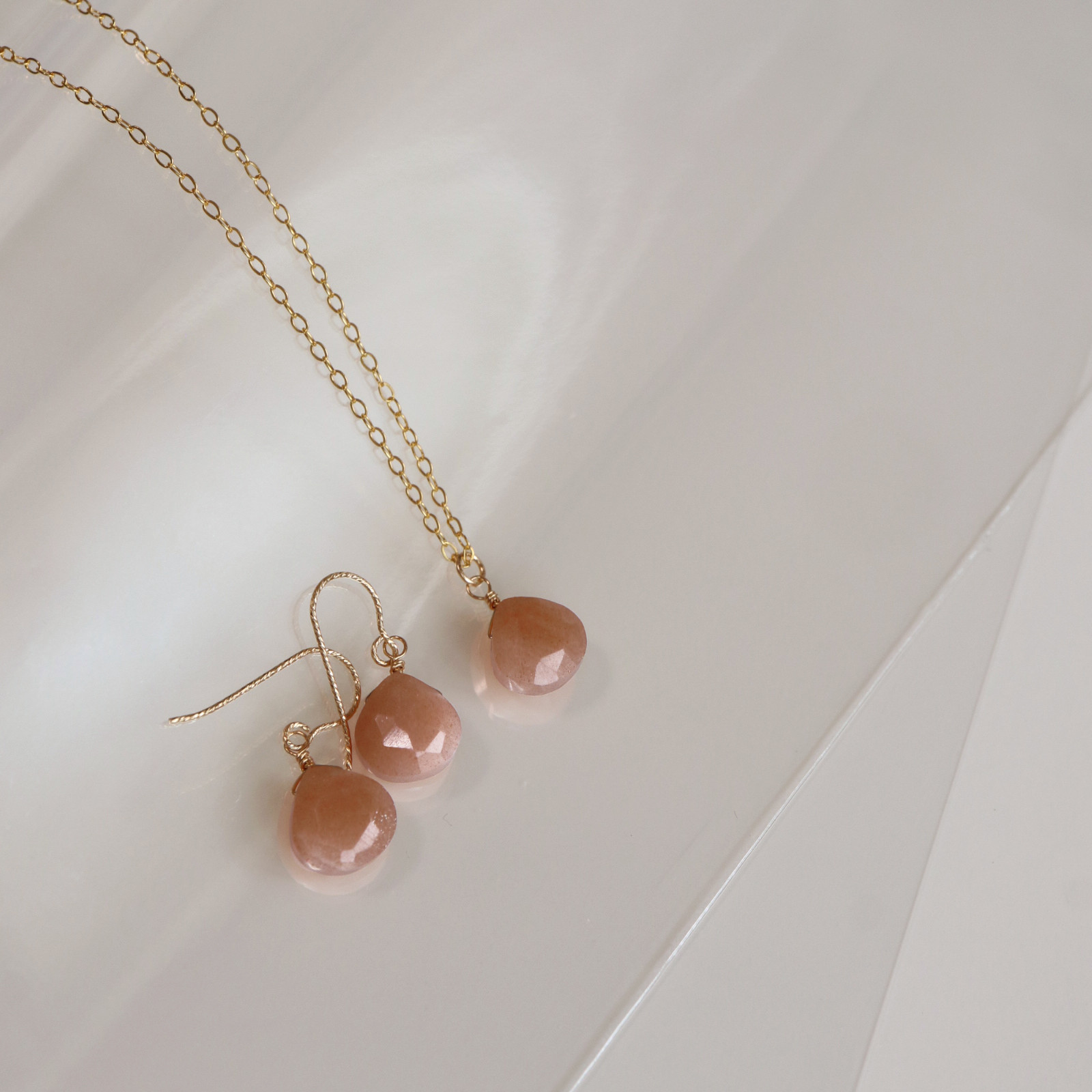 お得なセット地平線から昇る月の光を宿した、14kgfオレンジムーンストーンピアス、ネックレス 夏の誕生石2025/雫