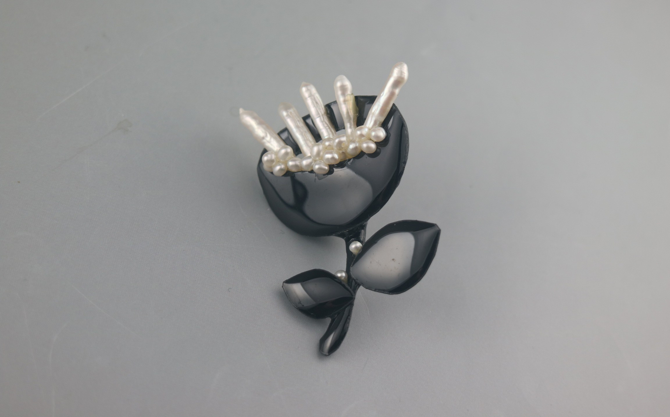 スティック真珠の可愛い黒花