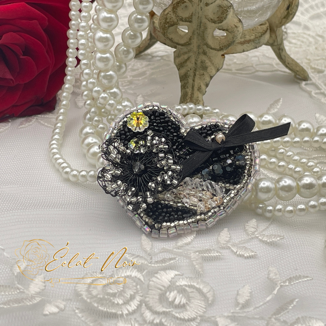 【ビーズ刺繍作品】《夢みるマリーのクラシカルハートブローチ》｜高級クリスタル×アンティークビーズ