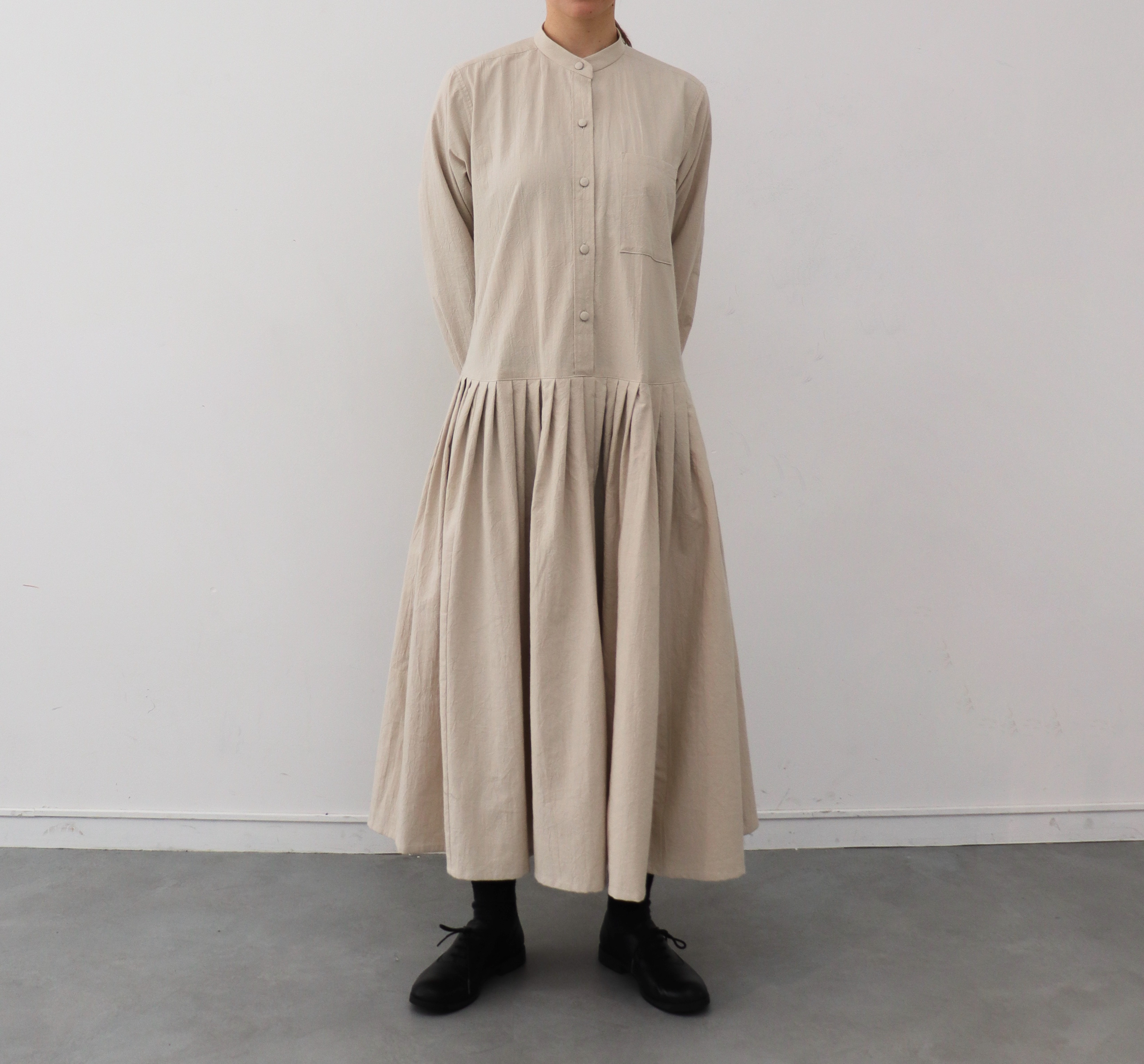 シャツワンピース　長袖　コットン(ハンドワッシャームジ)　薄グレーベージュ　Sサイズ、Mサイズ