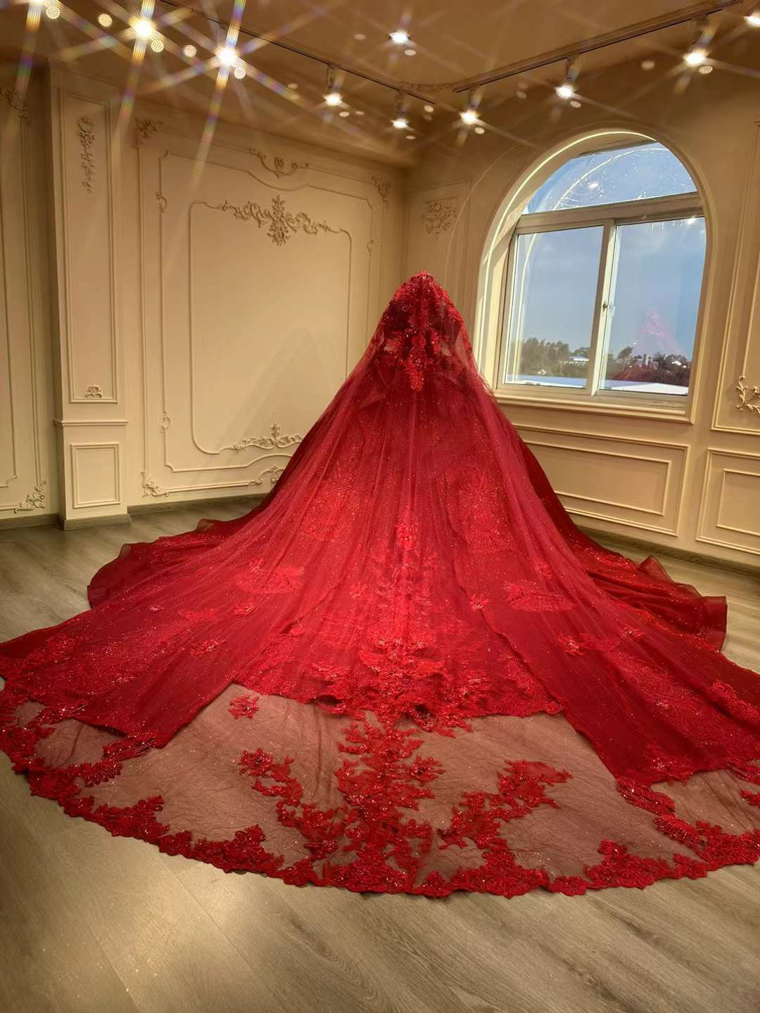 高品質保証！お姫様　ホルターネック　紅色　ボルドー色フレアスカート　シースルー袖　華やかなトレーン　魅惑の花レース編み上