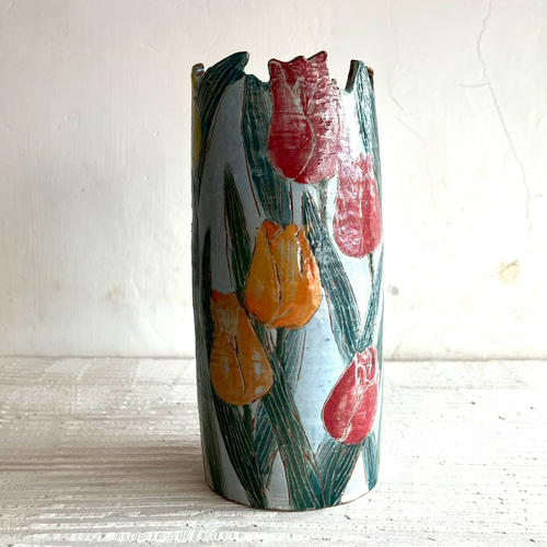 鬱金香刻劃造型花瓶_陶製花器花皿花瓶・花器ShuYi陶的作品19203371｜Creema