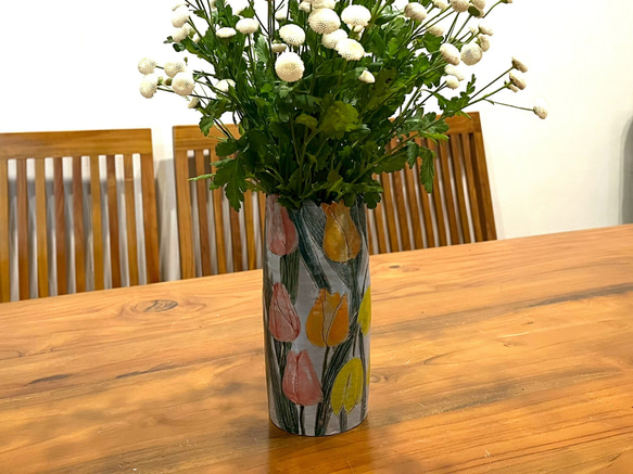 鬱金香刻劃造型花瓶_陶製花器花皿花瓶・花器ShuYi陶的作品19203371｜Creema