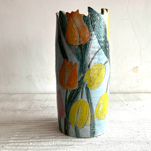 鬱金香刻劃造型花瓶_陶製花器花皿花瓶・花器ShuYi陶的作品19203371｜Creema