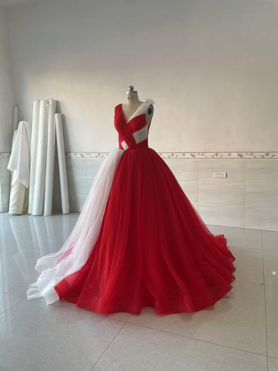 個性的なドレス　Princess ファスナー　お色直し　赤白　チュール　ふんわり　ボリューム感パーティー衣装ステージ前撮