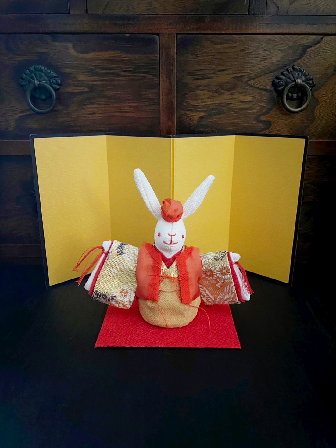 還暦のお祝いにちゃんちゃんこを着た舞うさぎ