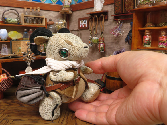 【2025.4.20】 手のひらサイズの手乗りドラゴン☆旅するドラゴン(角×花葉)【ベージュ×ベージュ】 1枚目の画像