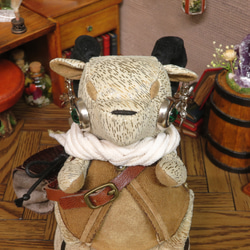 【2025.4.20】 手のひらサイズの手乗りドラゴン☆旅するドラゴン(角×花葉)【ベージュ×ベージュ】 5枚目の画像