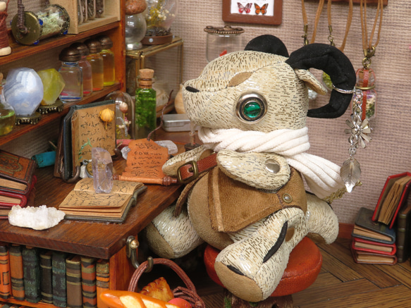 【2025.4.20】 手のひらサイズの手乗りドラゴン☆旅するドラゴン(角×花葉)【ベージュ×ベージュ】 2枚目の画像