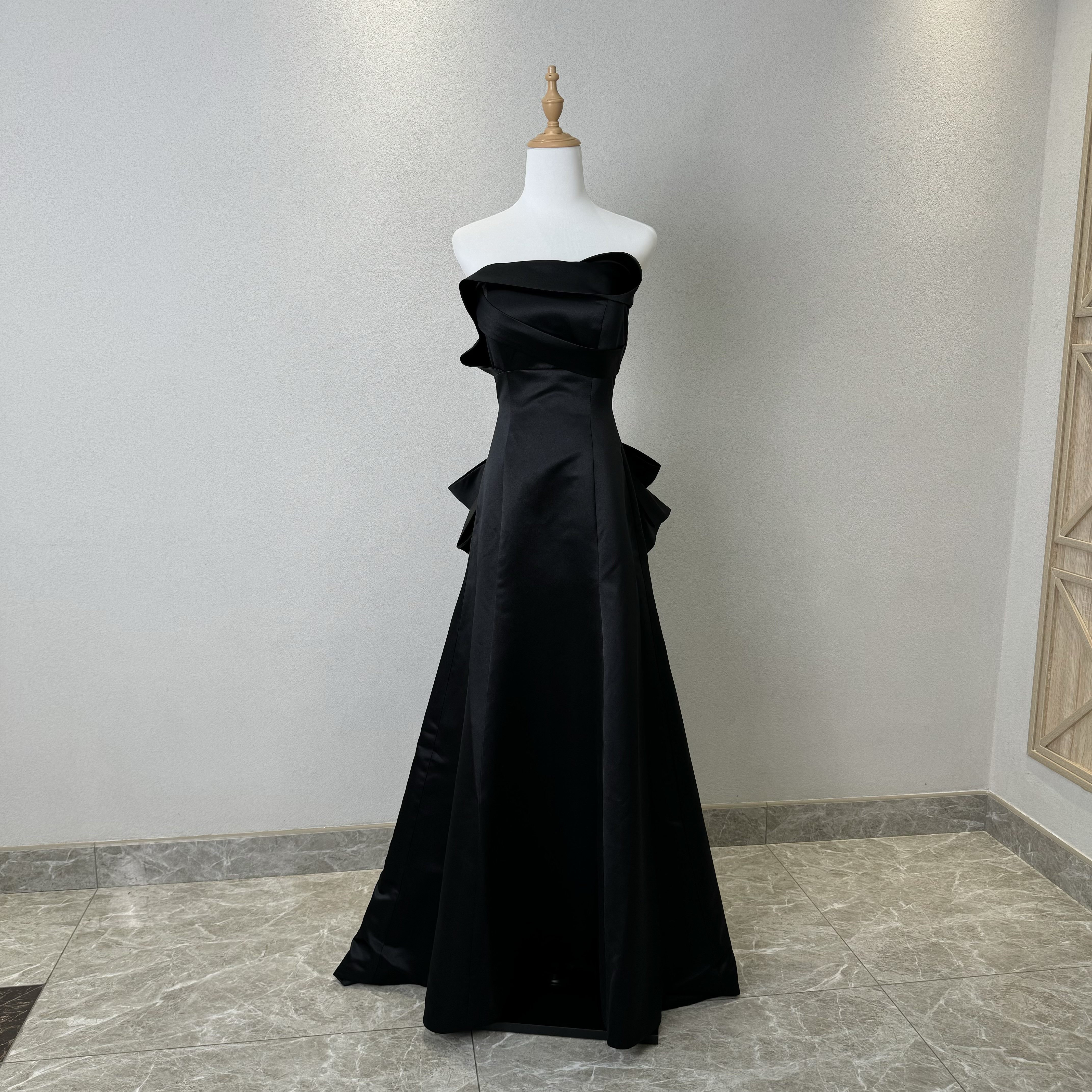 見逃さないで！バックリボン　編み上げ　サイズオーダー可能　カラー変更可能　高級サテン　お呼ばれ成人式　優雅なシルエット