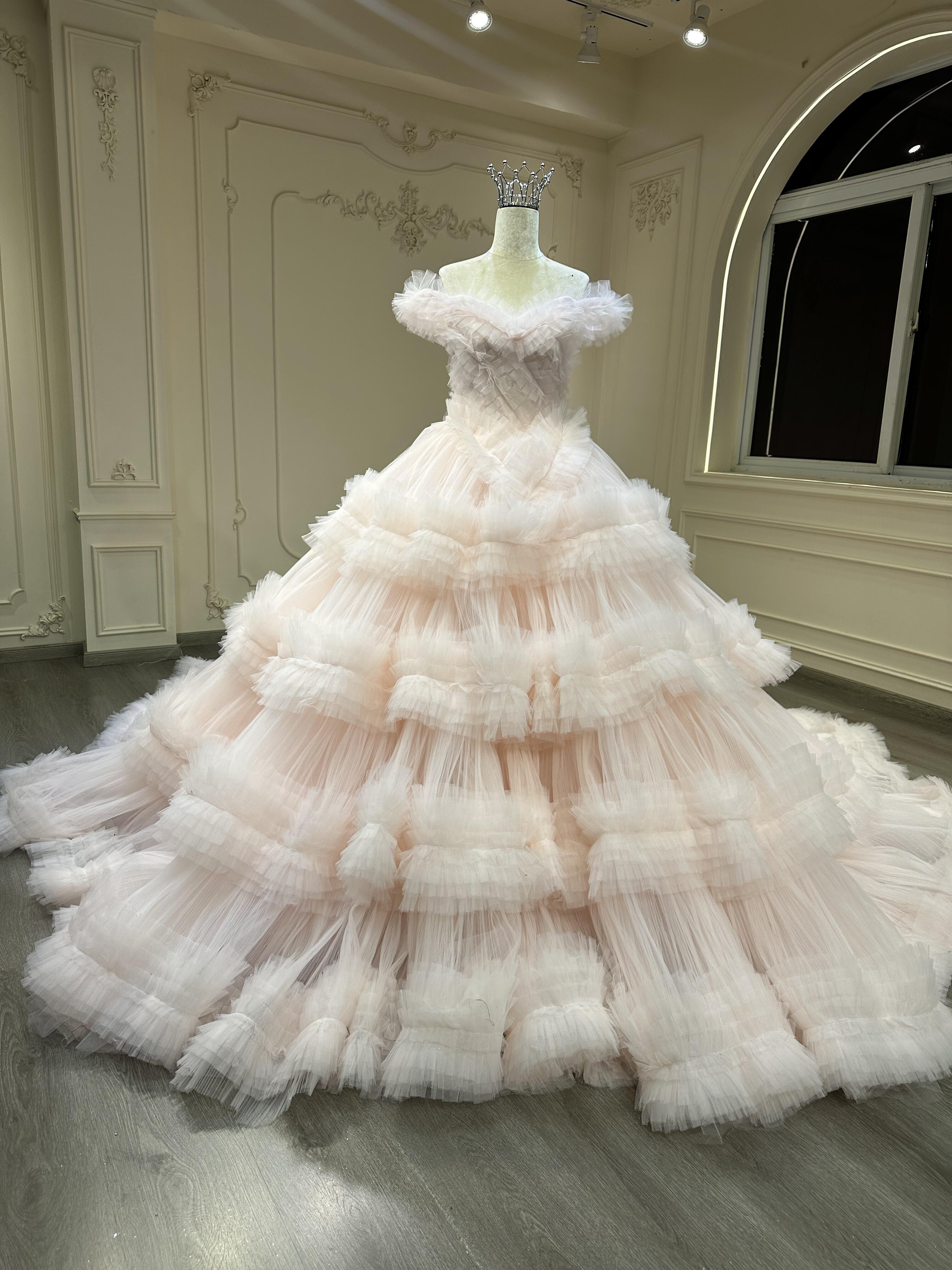 可愛いカラードレス　ピンク　お色直し　プリンセスライン　ギャザースカート　ラッフルスカート　ソフトチュール　二の腕カバー