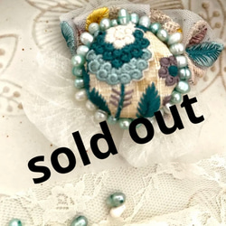 【感謝♡sale】リボン刺繍ブローチ　ハンドメイド　くるみボタン　2個 感謝♡sale】リボン刺繍ブローチ ハンドメイド くるみボタン 2個 感謝