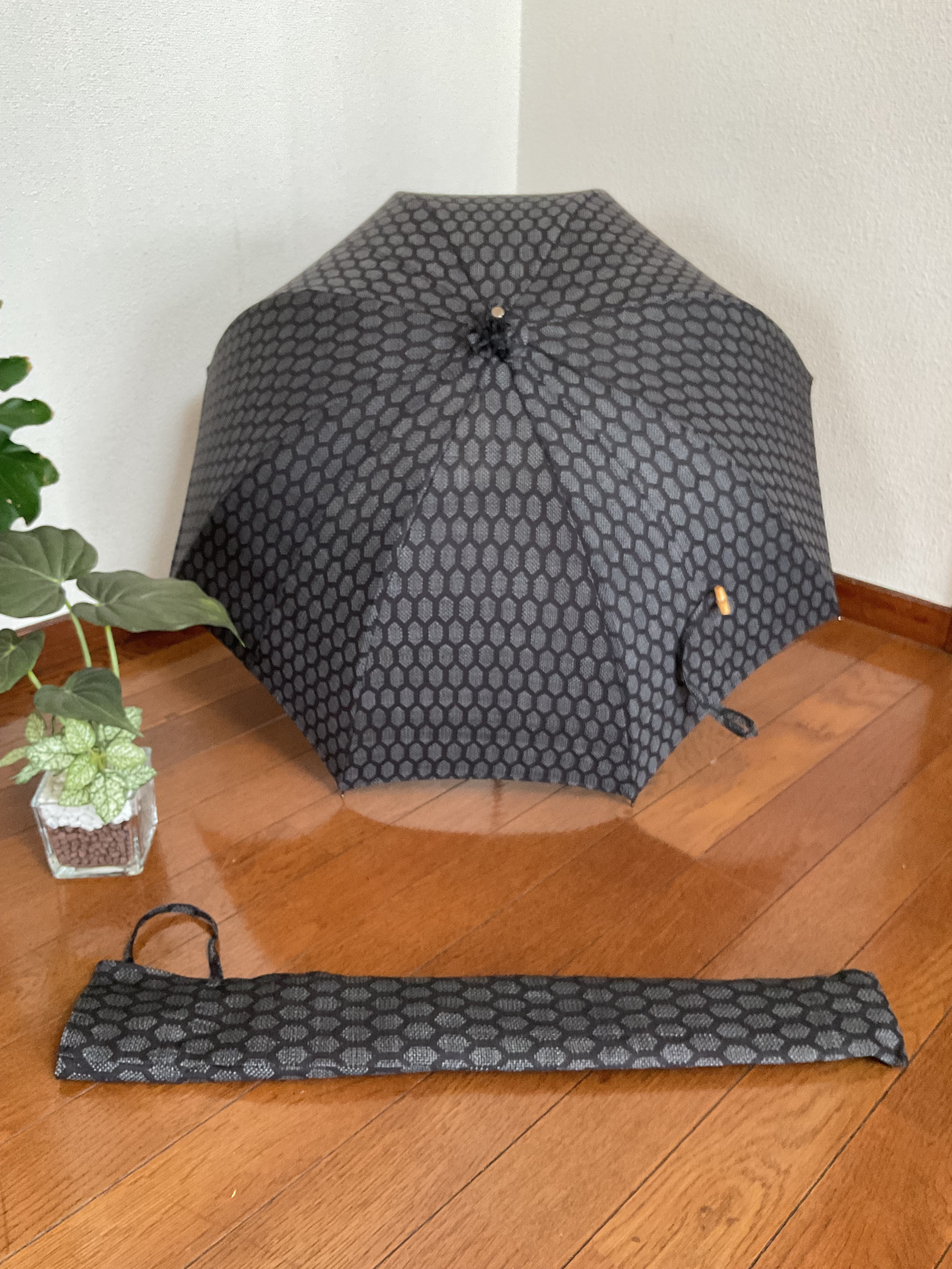 黒地紗亀甲柄日傘