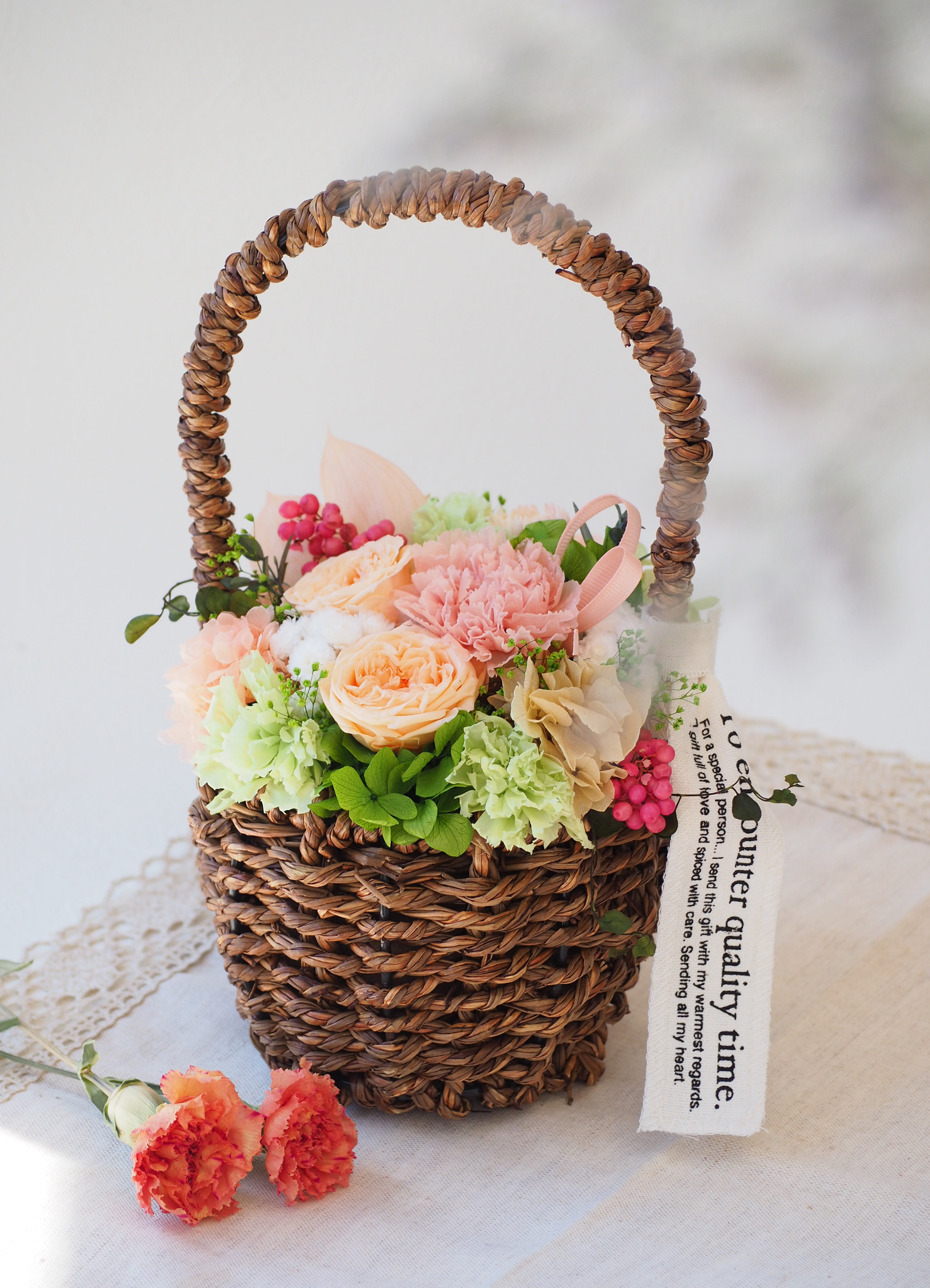 母の日ギフト2025＊カーネーション、フレッシュカラーバスケットアレンジ　プリザーブドフラワー
