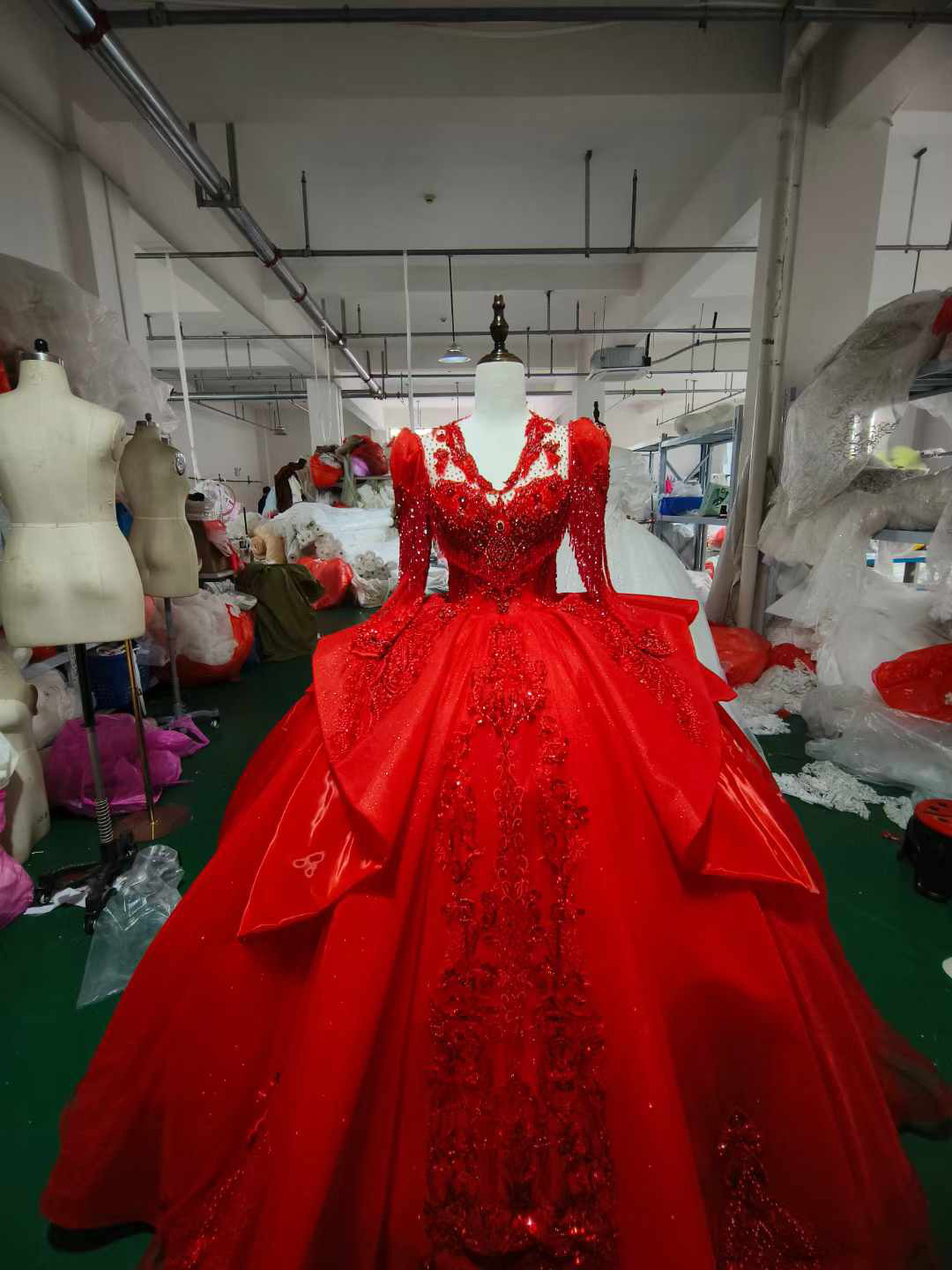 上品！紅色　イリュージョンバック　サイズオーダーメイド　vネック　グリッター　フレアスカート　結婚式花嫁成人式　編み上げ