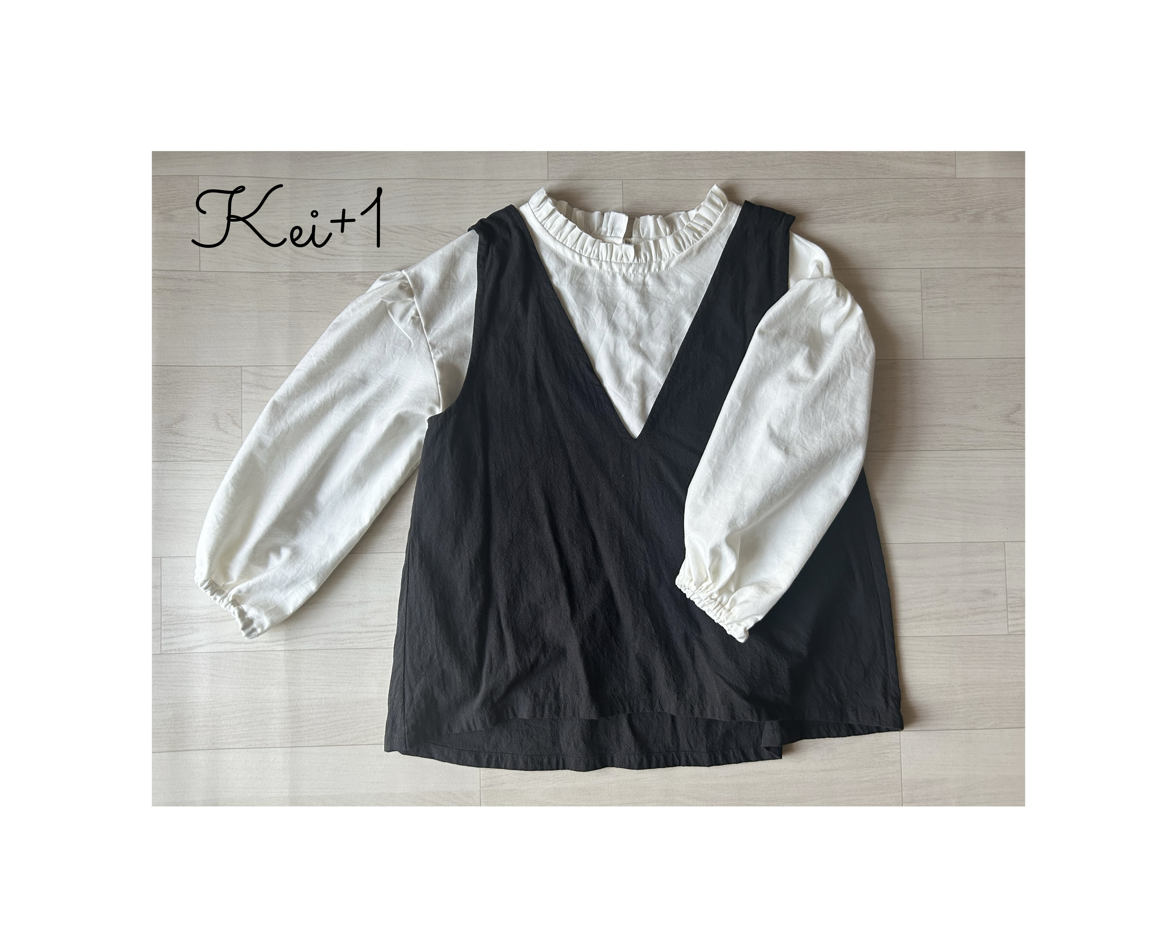 フリルネックふんわりブラウス