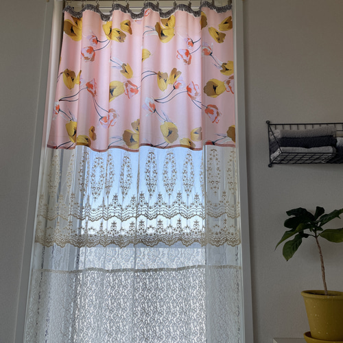 両開き　間仕切りカーテン　フリル　フラワー　淡い花柄 光を透かす花柄ジョーゼット＆レースの間仕切りカーテン マルチ