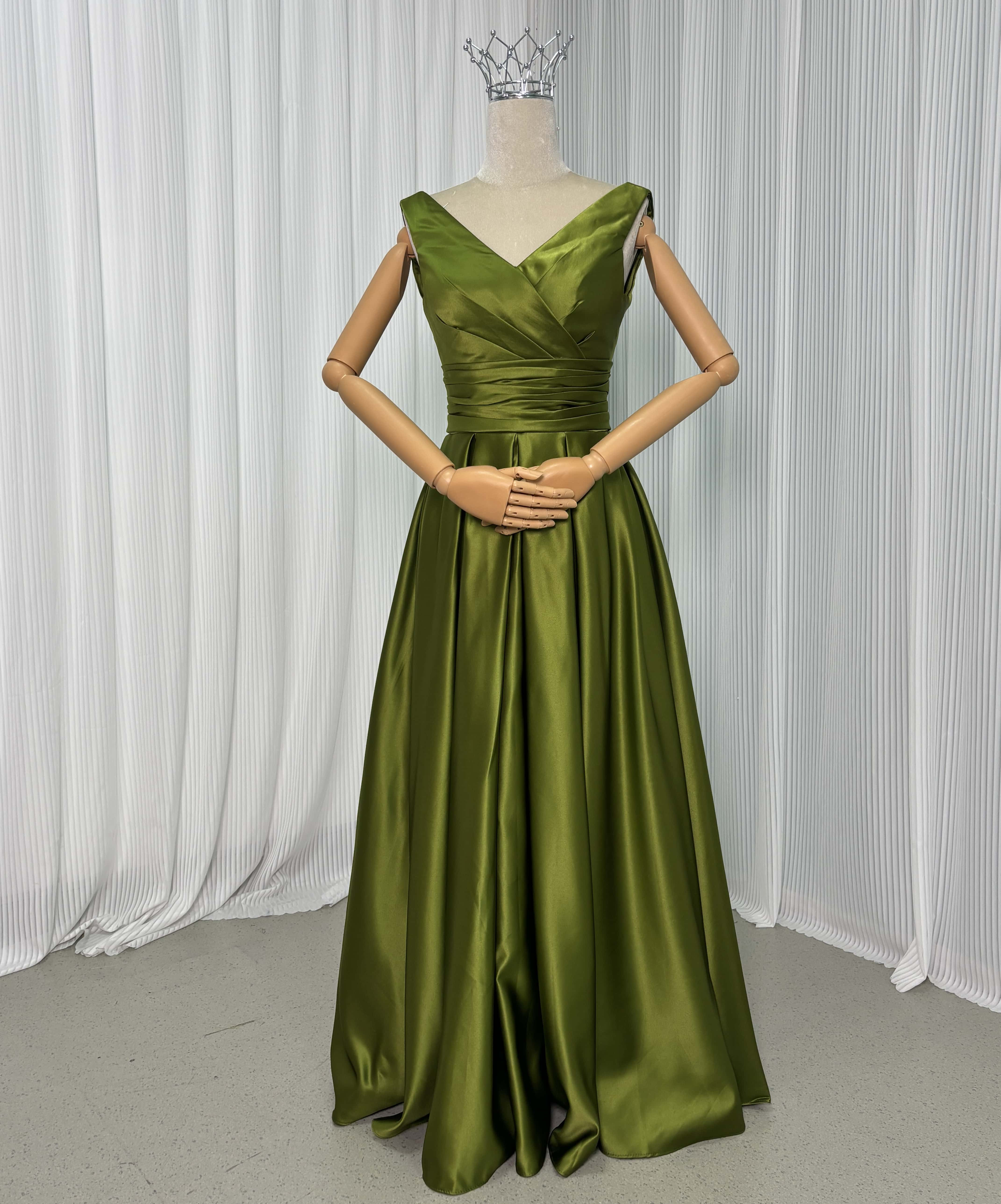 送料無料！パーティードレス グリーン 光沢サテン 滑らか ノースリーブ Vネックドレス 編み上げ ロング