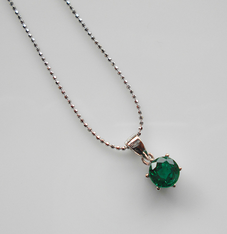 ラボグロウンエメラルド（合成エメラルド）のペンダント