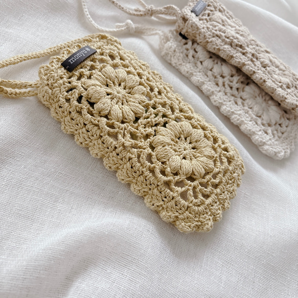 ぷっくり花とフリルのスマホショルダー　cotton 3枚目の画像