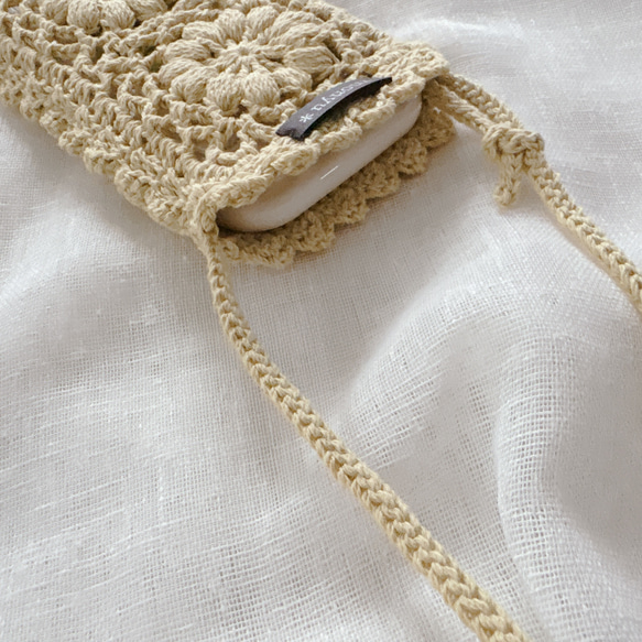 ぷっくり花とフリルのスマホショルダー　cotton 4枚目の画像