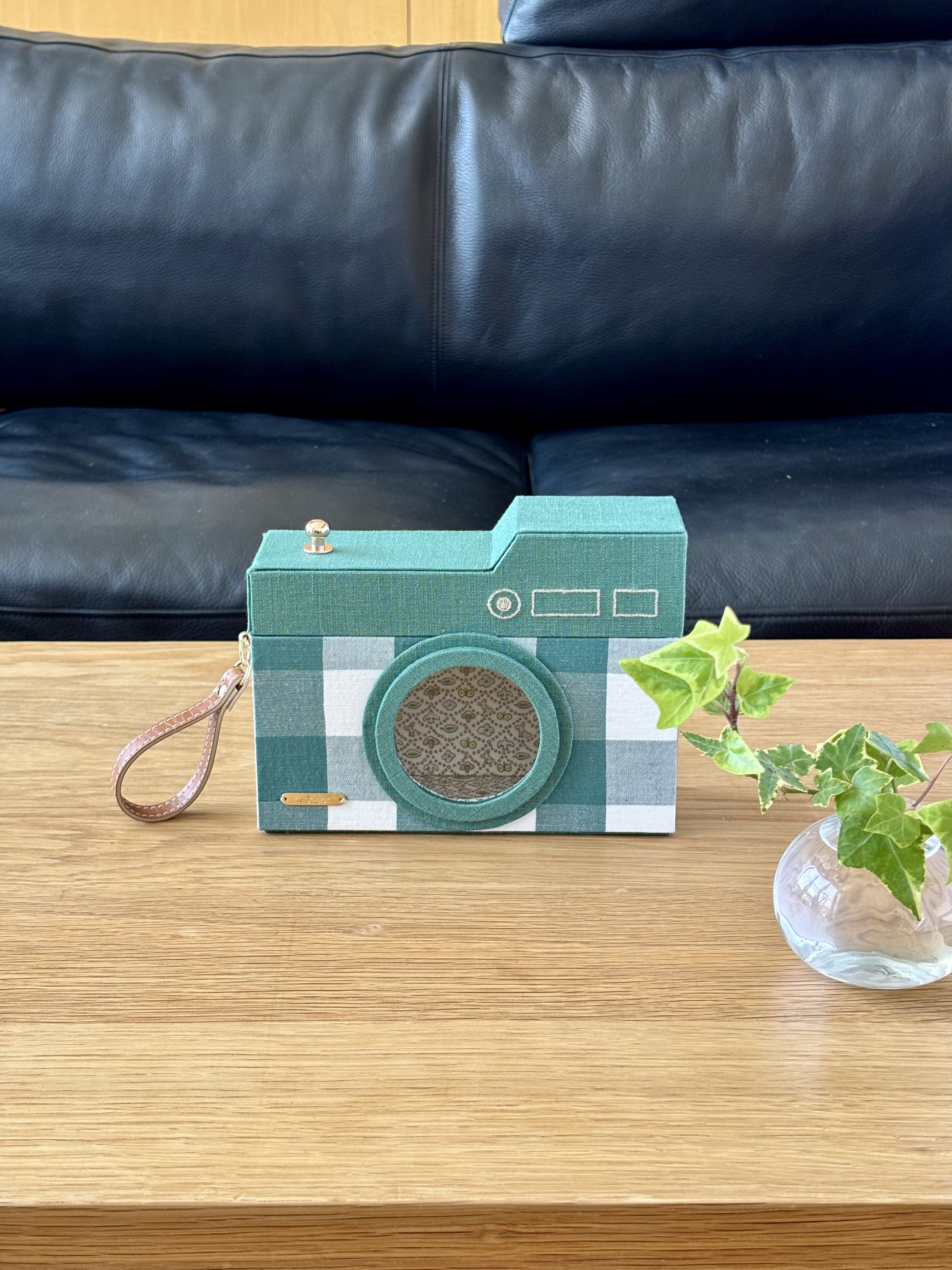 “カメラボックス”  グリーン　リバティ“forest wave”　カメラ型　ポストカードや写真の収納に