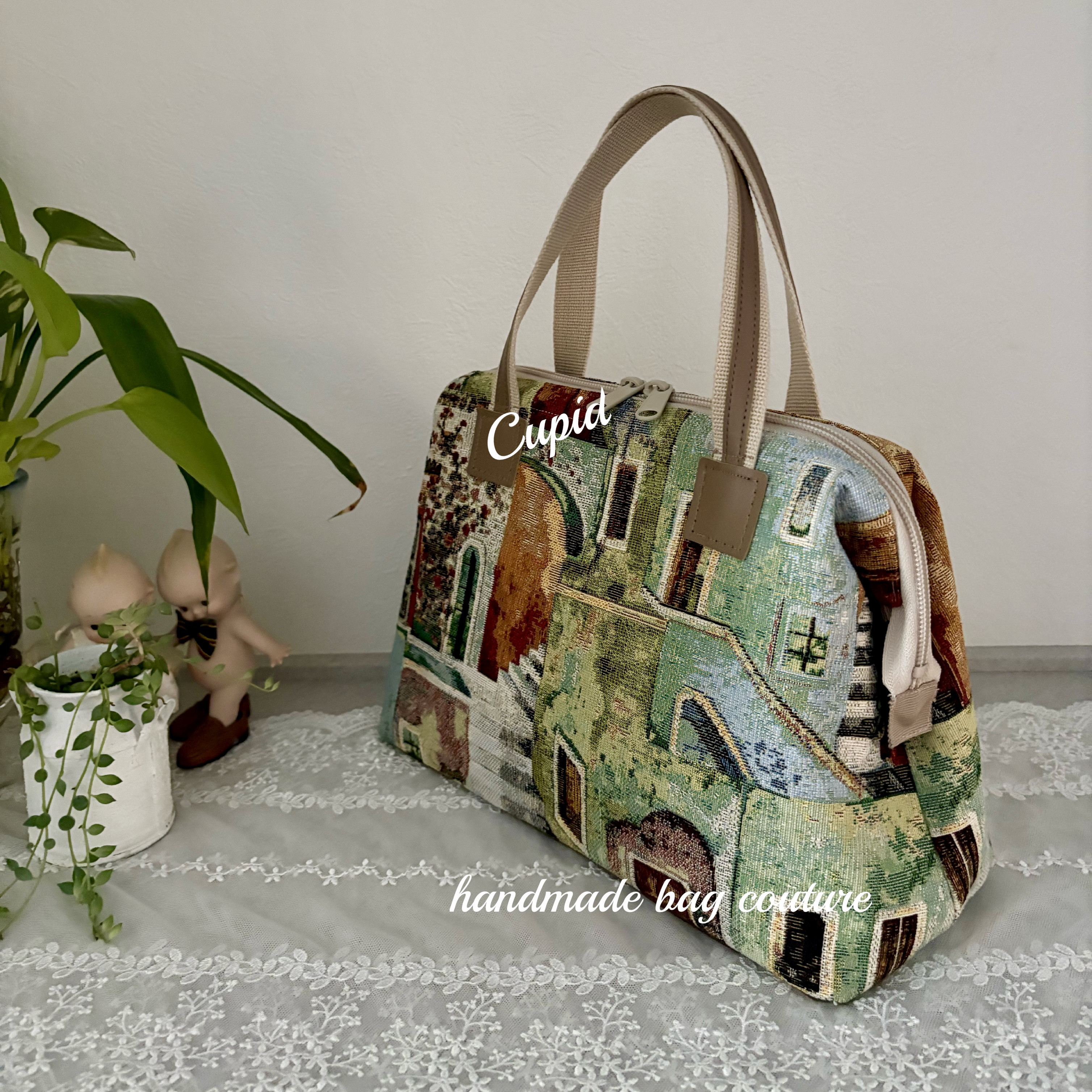 スペイン輸入ゴブラン織 素敵なハウス柄を使ったカパッと開閉軽量2Wayボストンバッグ