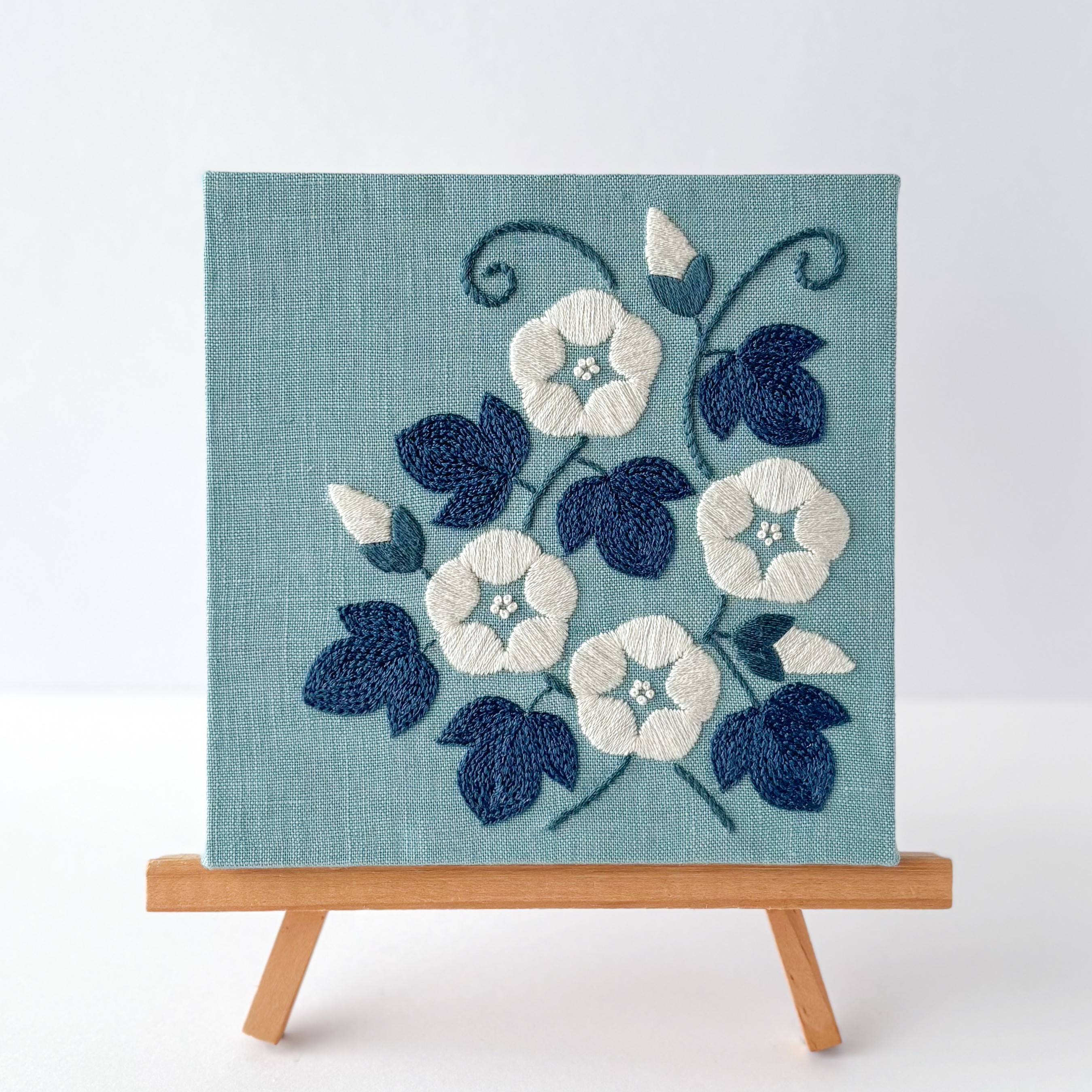 朝顔　ホワイト＆グリーン　刺繍ファブリックパネル 15cm /夏　花柄　爽やか　インテリア アートボード