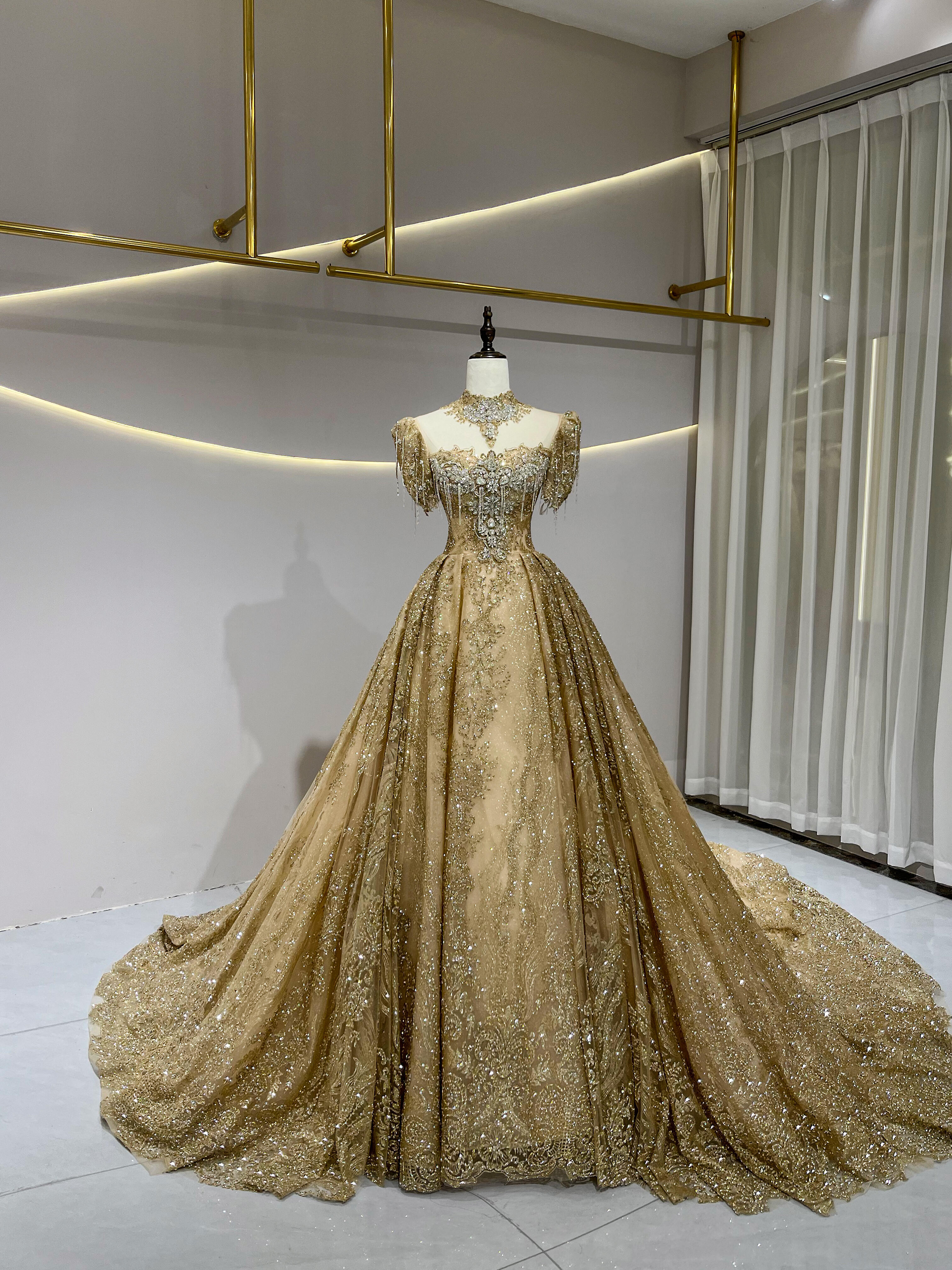 王道派　買わないと損　金色ゴールド　ピカピカグッリター　目立つ　女王派　スクエアネック　チョーカーあり　半袖音楽会演奏会