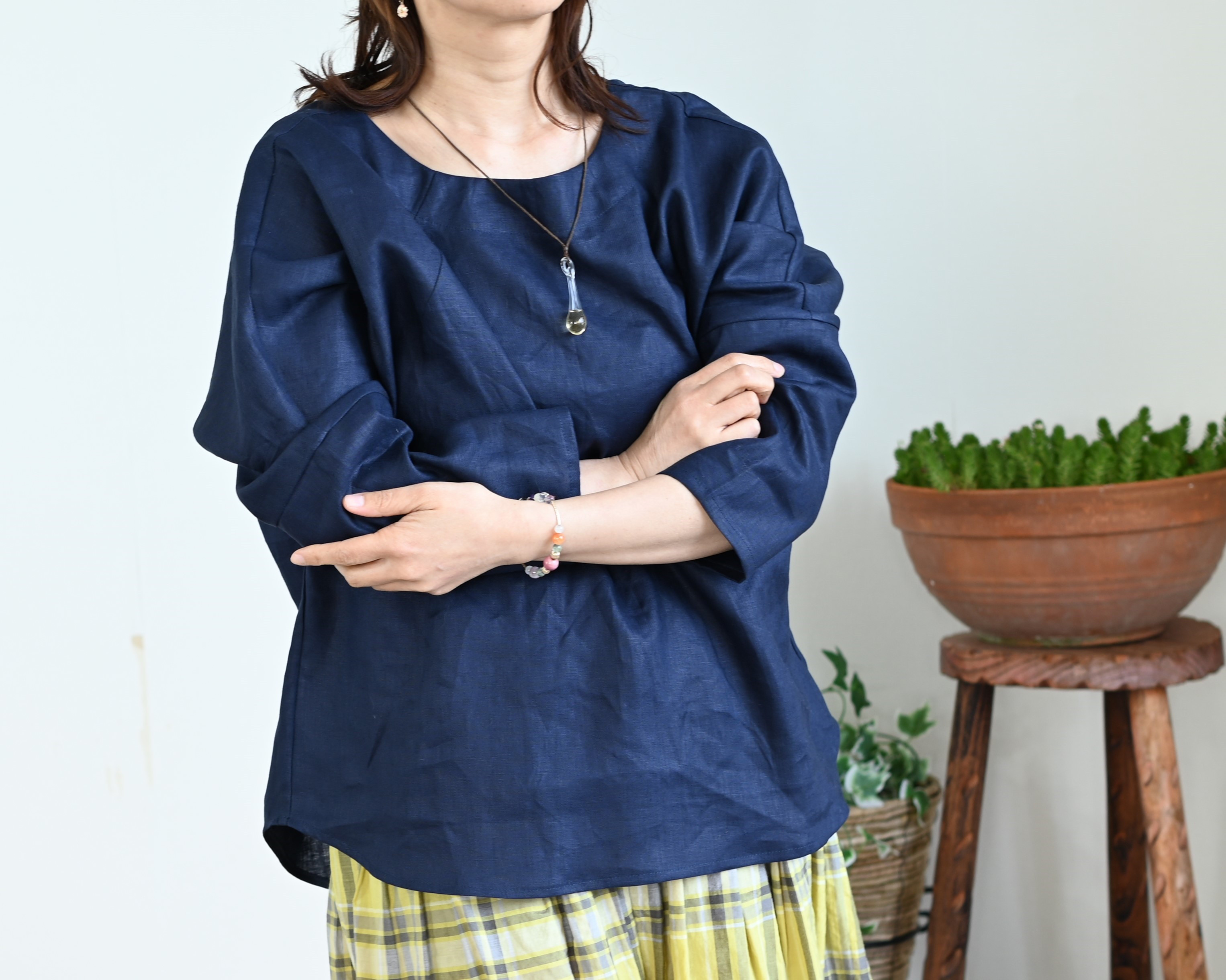 出番の多いアイテム♪シンプリーリネンブラウス：紺：長袖