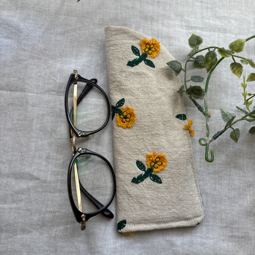 草です！刺繍生地のメガネケース　ハンドメイド 花刺繍のメガネケース～ブルーの小花～ | iichi 日々の暮らしを