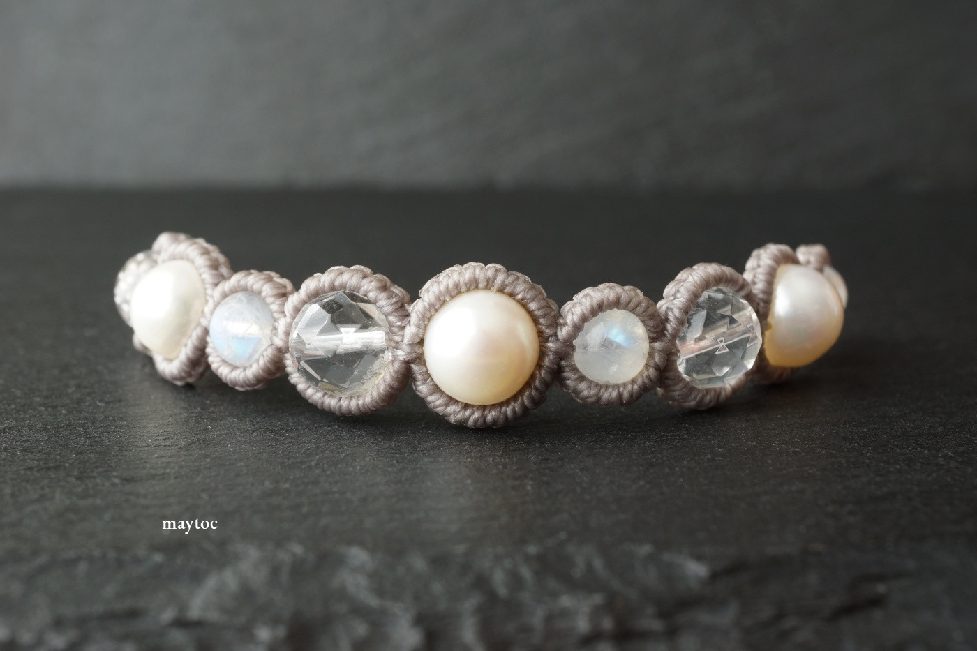 パール＆レインボームーンストーンの1点物マクラメブレスレット - Pure white -