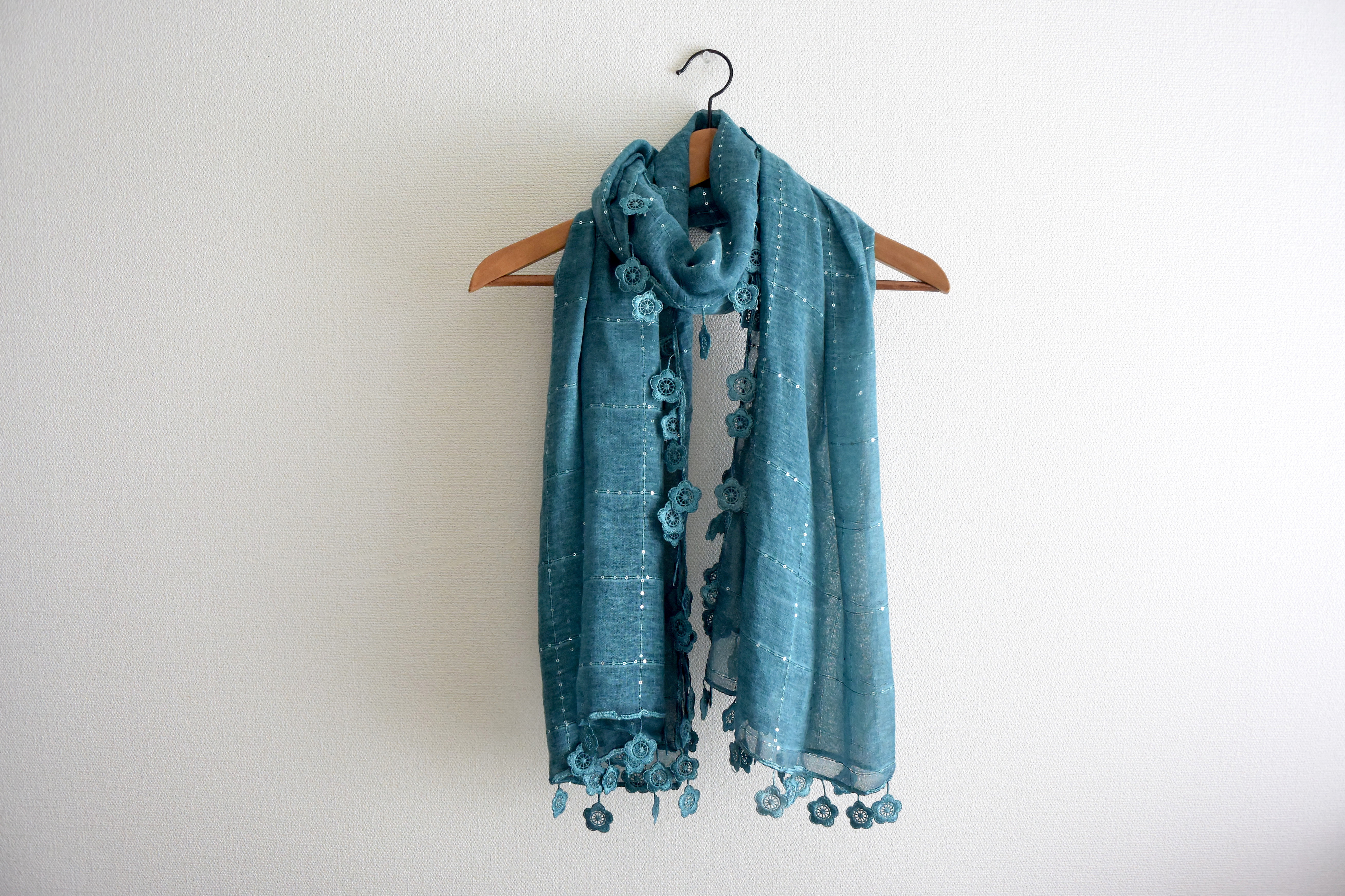 華やぎフラワータッセルとスパンコールの大判ガーゼストール ブルーグリーン