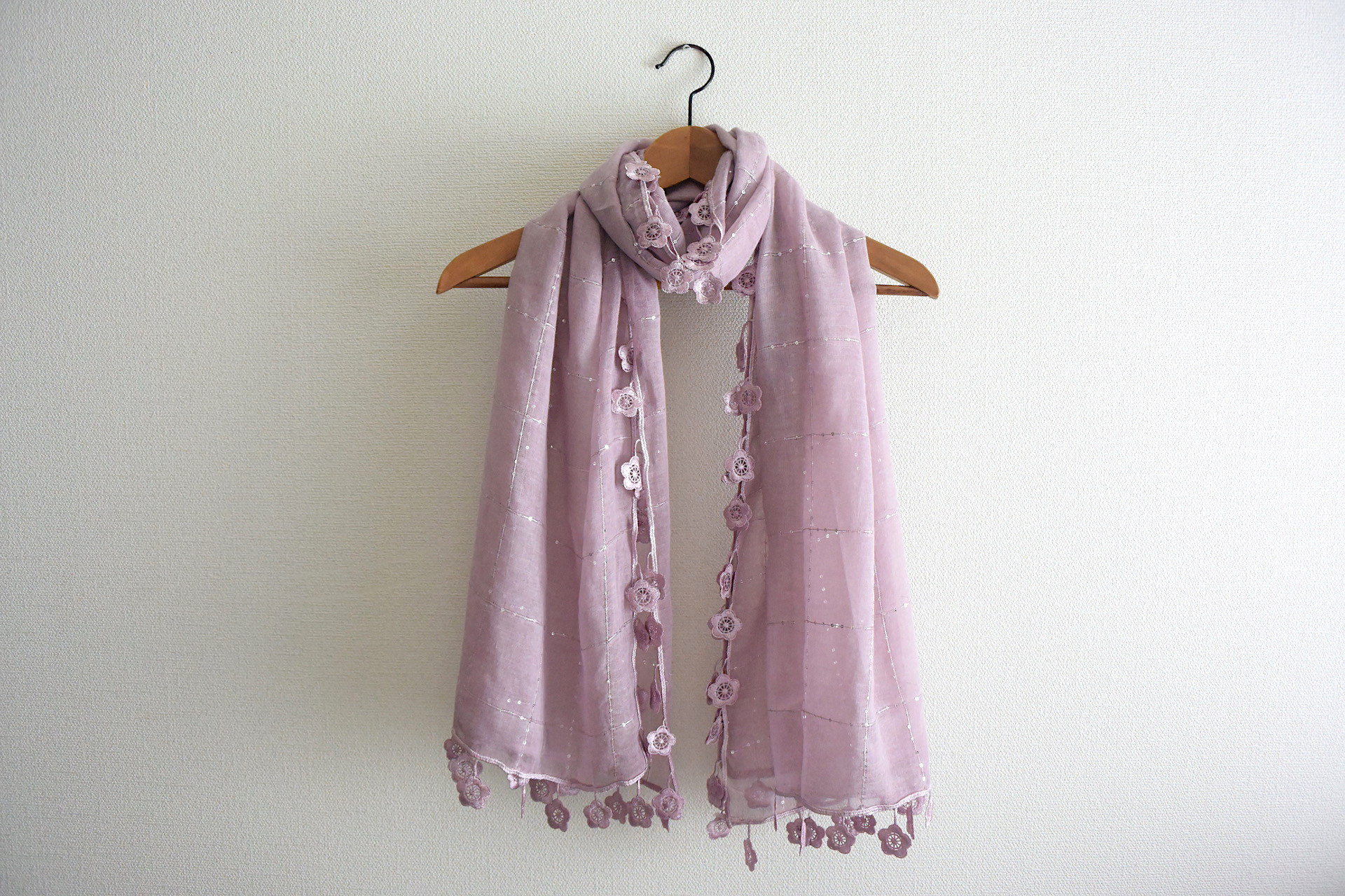 華やぎフラワータッセルとスパンコールの大判ガーゼストール ラベンダーパープル