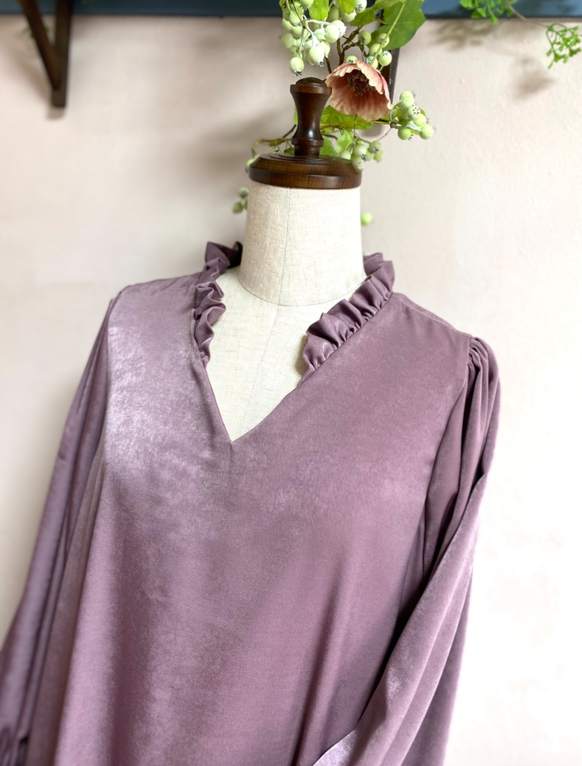 《大きいサイズ》　Ｖ開きフリルＡラインワンピース　古代紫　Ｌ•ＬＬ•１３号