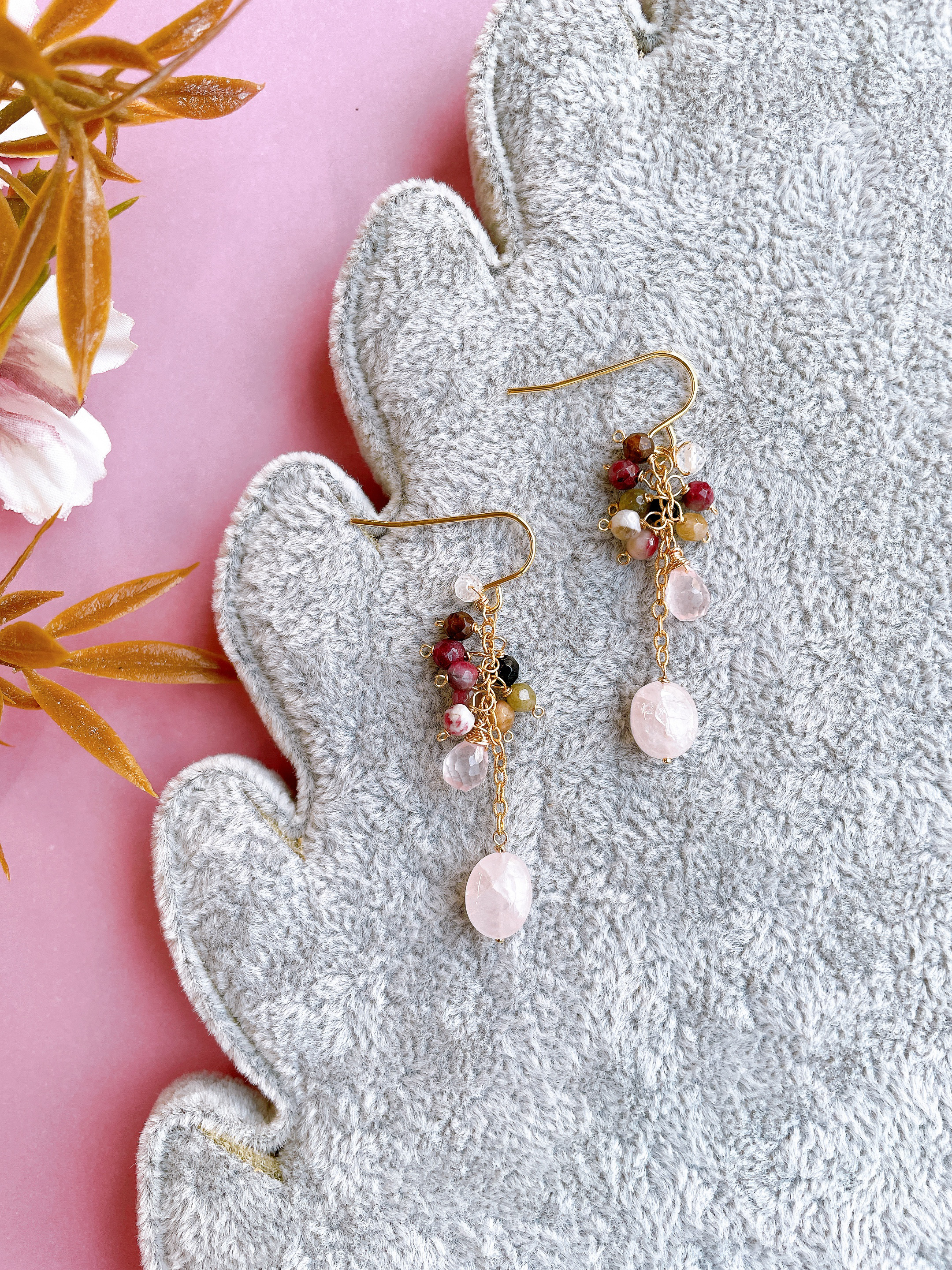 耳元にふわり、淡ピンクのモルガナイトピアス/イヤリング