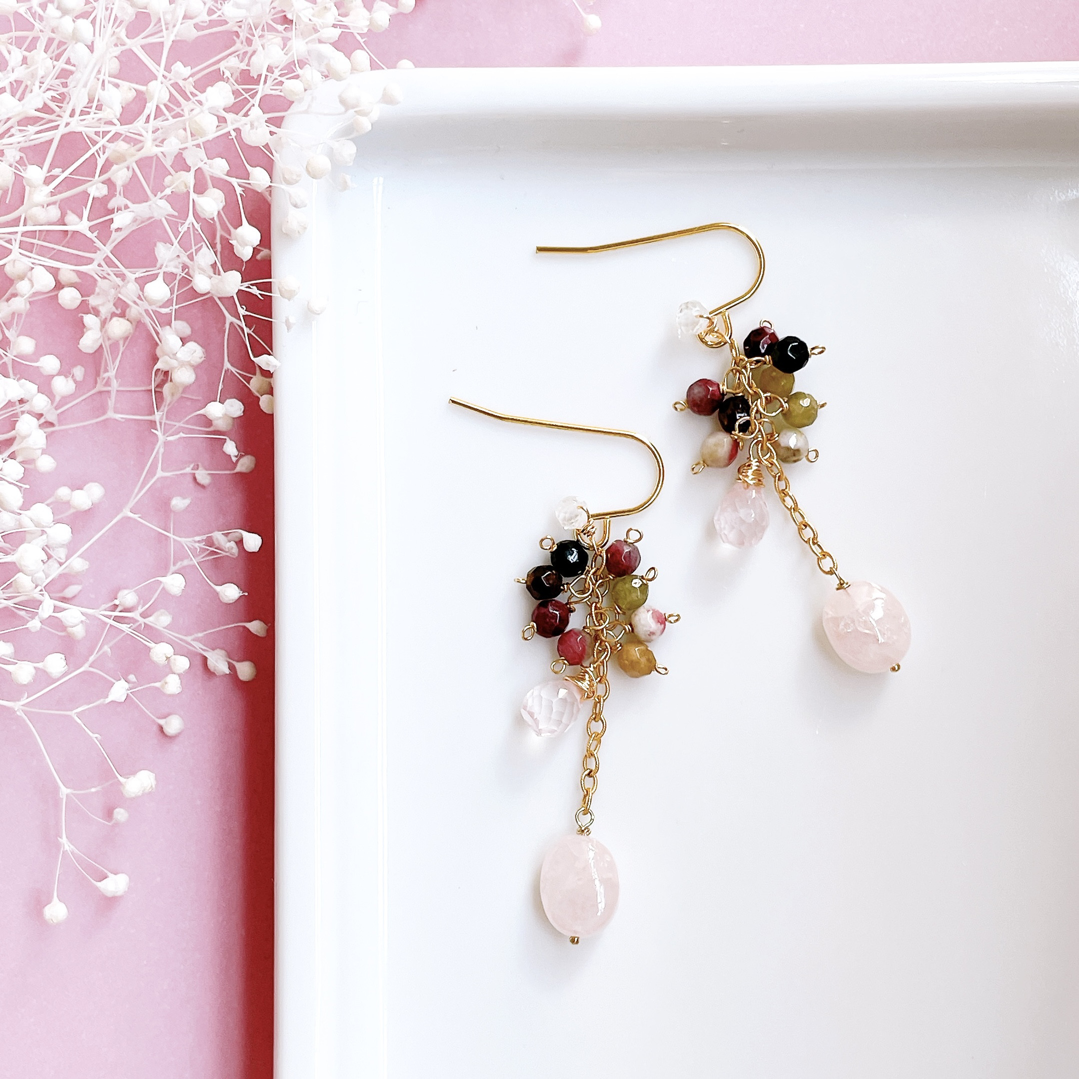 耳元にふわり、淡ピンクのモルガナイトピアス/イヤリング