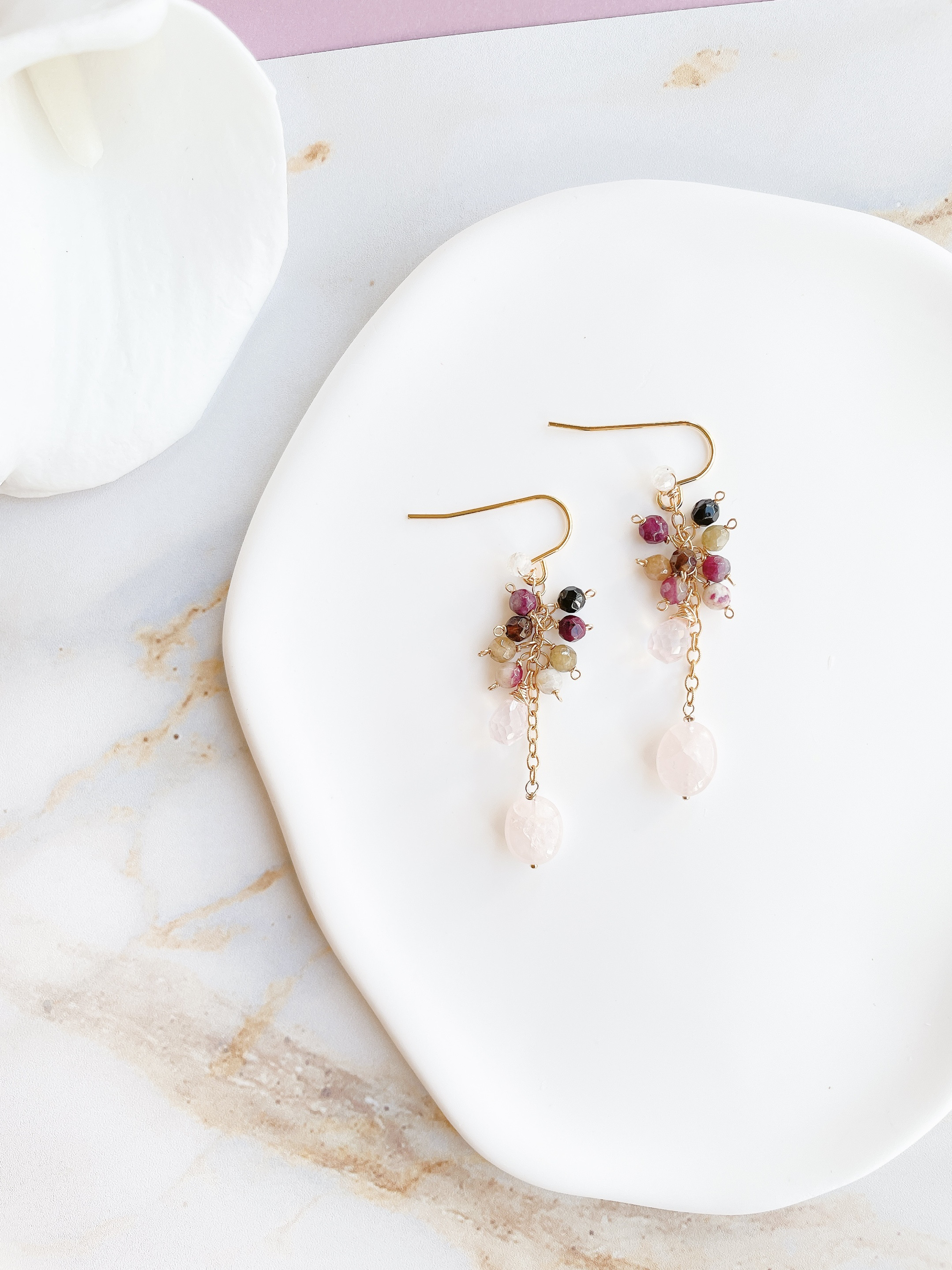 耳元にふわり、淡ピンクのモルガナイトピアス/イヤリング