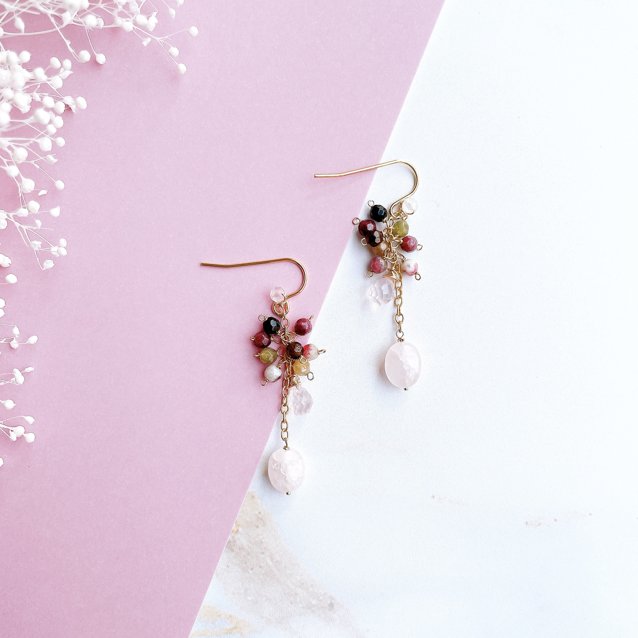 耳元にふわり、淡ピンクのモルガナイトピアス/イヤリング