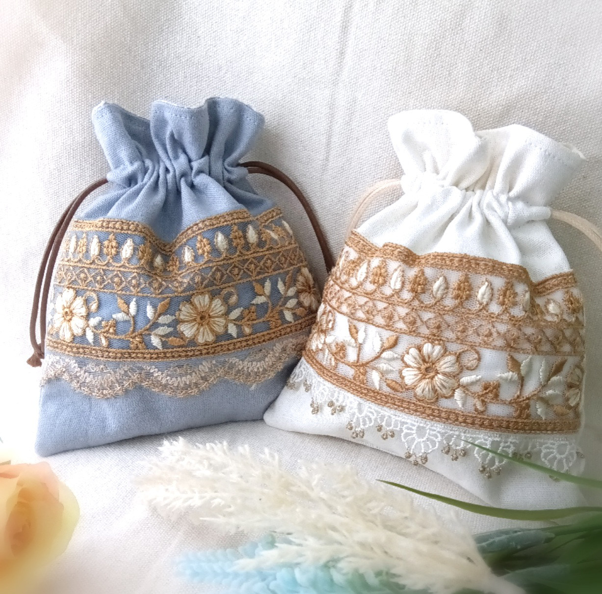 ブルー と ホワイト の 花模様 の インド刺繍リボン の フリル