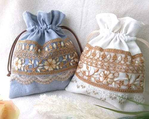 ブルー と ホワイト の 花模様 の インド刺繍リボン の フリル