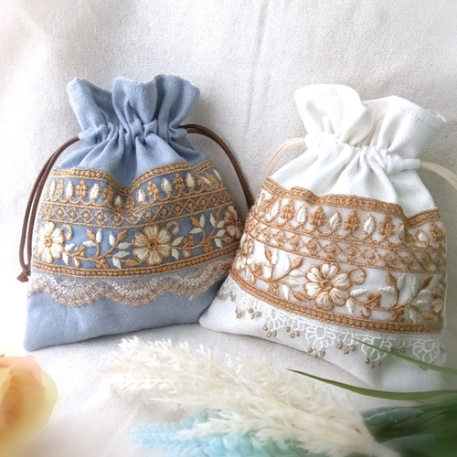 ブルー と ホワイト とピンク の 花模様 の インド刺繍リボン の