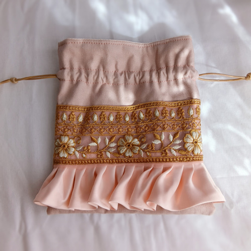 ブルー と ホワイト とピンク の 花模様 の インド刺繍リボン の