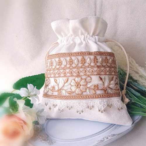 ブルー と ホワイト とピンク の 花模様 の インド刺繍リボン の